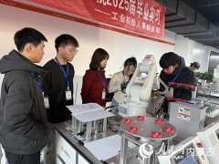 搬运机械手臂精确地将物品搬运到